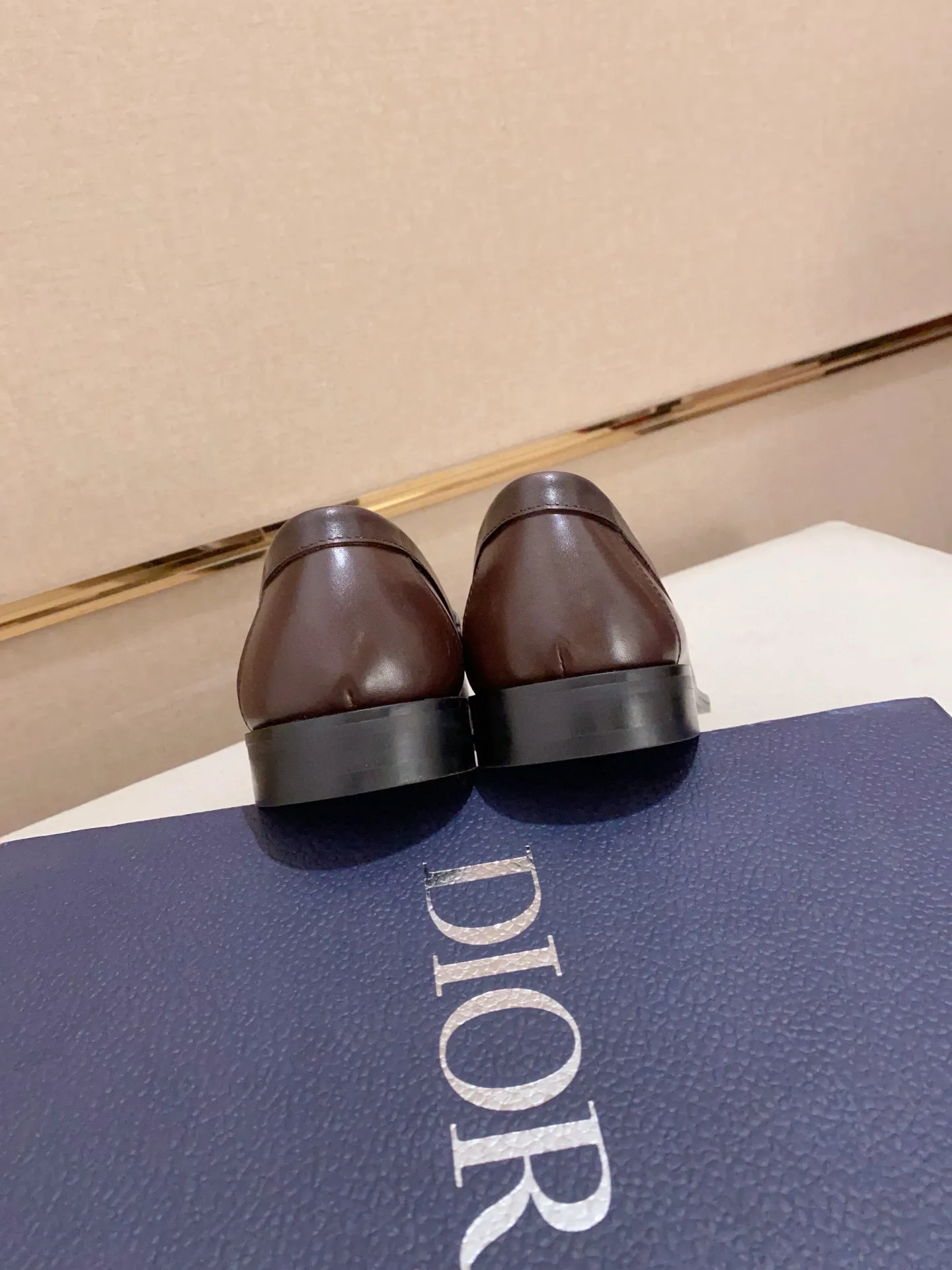 Factory price: 270 men's shoes 💰 High-end version of Dior Dior's new series. Famous actors and Internet celebrities wear super popular designs. They are designed with the sculptures of French artist Niki de Saint Phalle as rings. Material: Imported original material ➕Painted cowhide Foot pads: cowhide Outsole: Rubber outsole Men's shoe size: 38~44 Can be customized to size 45